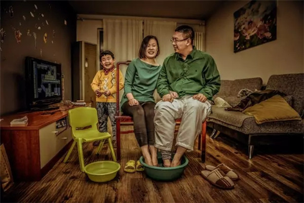 他拍了100多个家庭的洗脚照，每张都像画一样