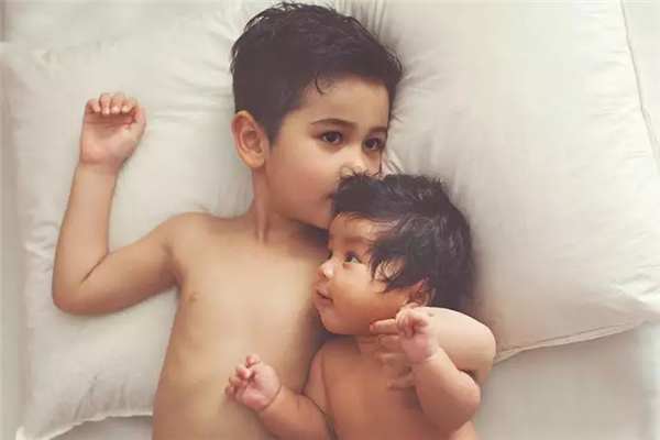 儿童摄影：兄妹俩的亲密的触感