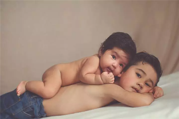 儿童摄影：兄妹俩的亲密的触感
