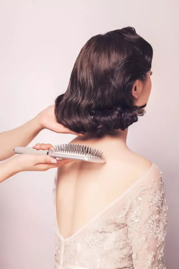 优雅复古风新娘发型教程展现出自然简约的造型效果