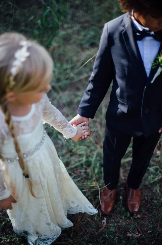 美国摄影师为自己孩子拍摄结婚照 引网友责骂