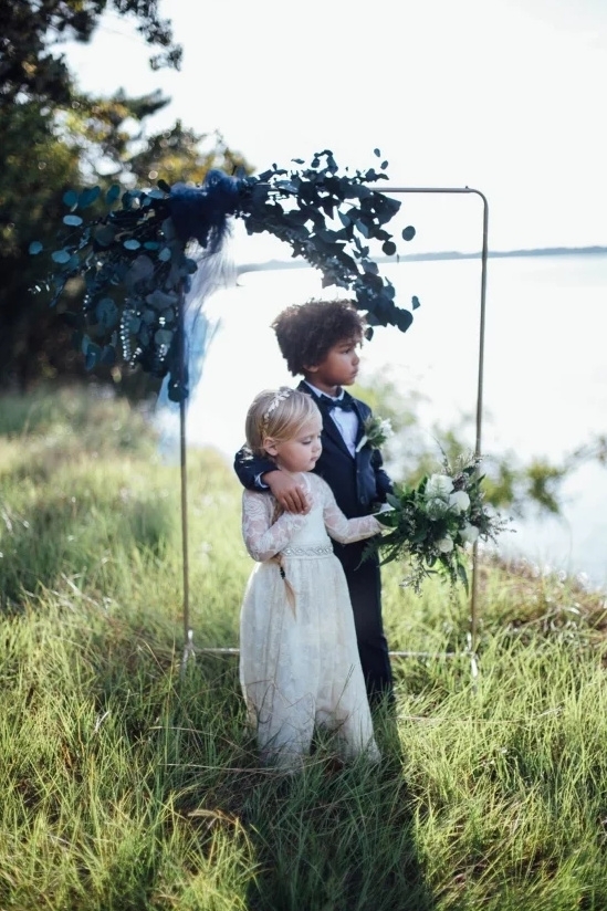 美国摄影师为自己孩子拍摄结婚照 引网友责骂