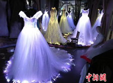 最新影楼资讯新闻-苏州一台湾婚纱制造商5年织就“发光嫁衣”