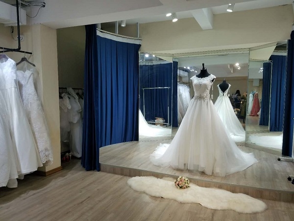 两个女孩的婚纱礼服工作室 希望做成***品牌