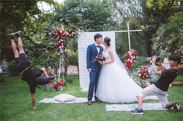 一个专业的婚礼摄影师，到底价值有多大？