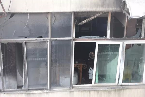 杭州俩影楼连续起火 烧毁几十万器材