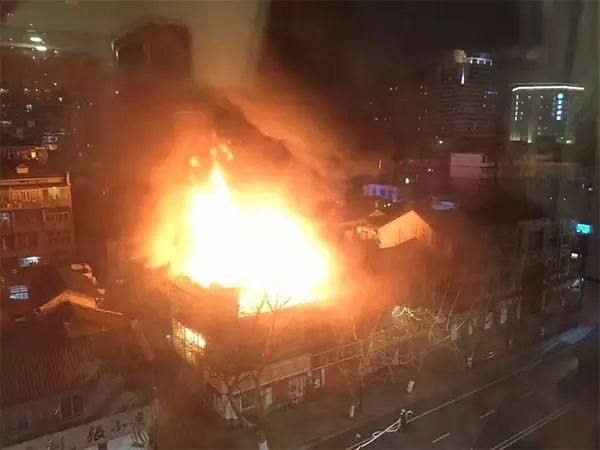 杭州俩影楼连续起火 烧毁几十万器材
