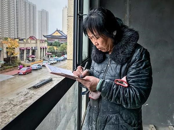 浙江两位摄影师用“平凡的故事”打动国展评委