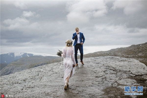 美国夫妇在挪威“巨人舌”拍摄壮丽婚纱照 演绎**浪漫