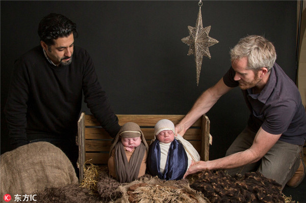 摄影师为新生儿拍照 重演基督诞生场景