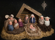最新影楼资讯新闻-摄影师为新生儿拍照 重演基督诞生场景