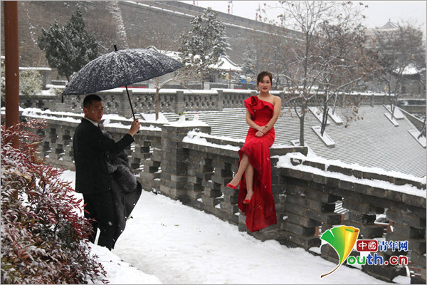 美丽“冻人” 西安多对新人大雪纷飞中拍婚纱照