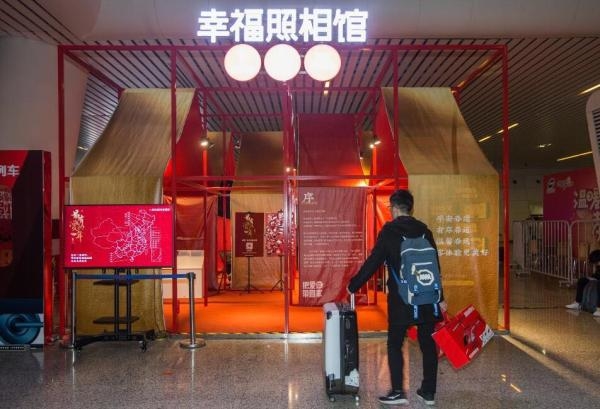杭州火车东站设“幸福照相馆” 免费为旅客拍全家福