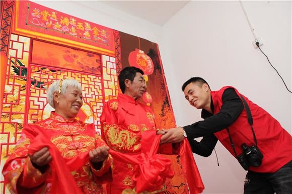 重庆龙摄影公司免费为1000余对贫困户夫妇拍婚纱照