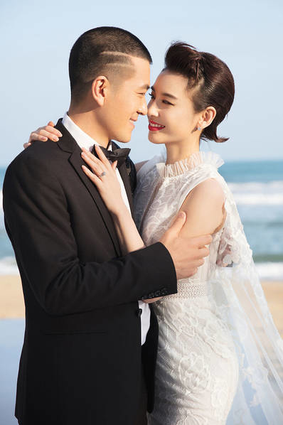 黄圣依杨子结婚10年婚纱照曝光 海边相拥甜蜜浪漫