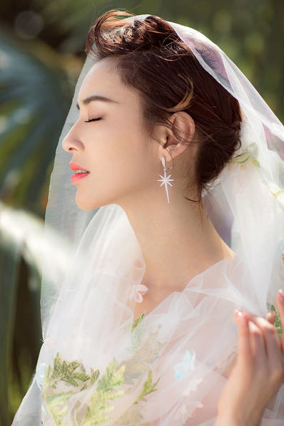 黄圣依杨子结婚10年婚纱照曝光 海边相拥甜蜜浪漫