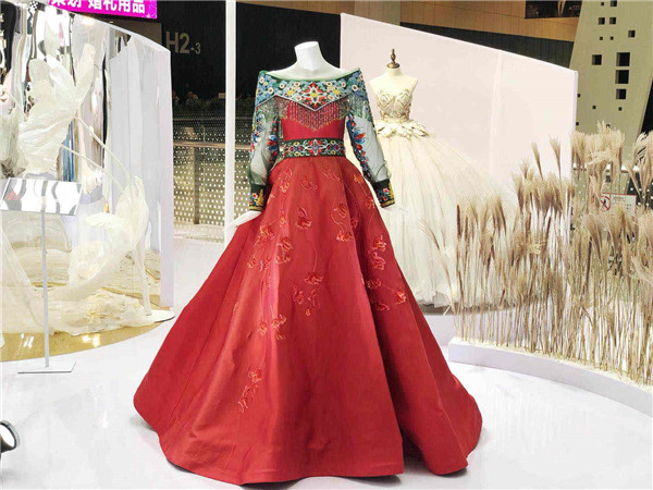 中国婚博会高端定制婚纱礼服受热捧 90、95后成消费主力