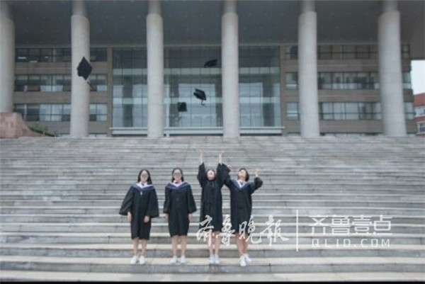 女大学生网约摄影师拍毕业照