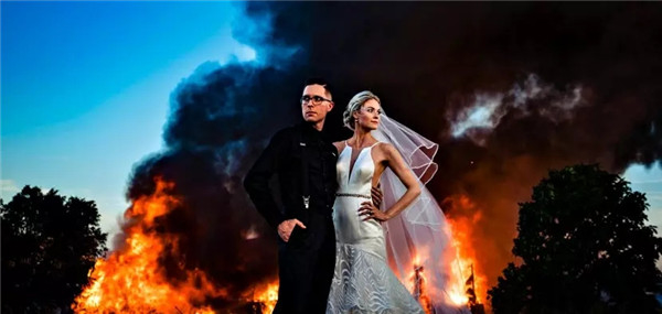 火灾现场拍摄婚纱照，这对新人真的很拼！