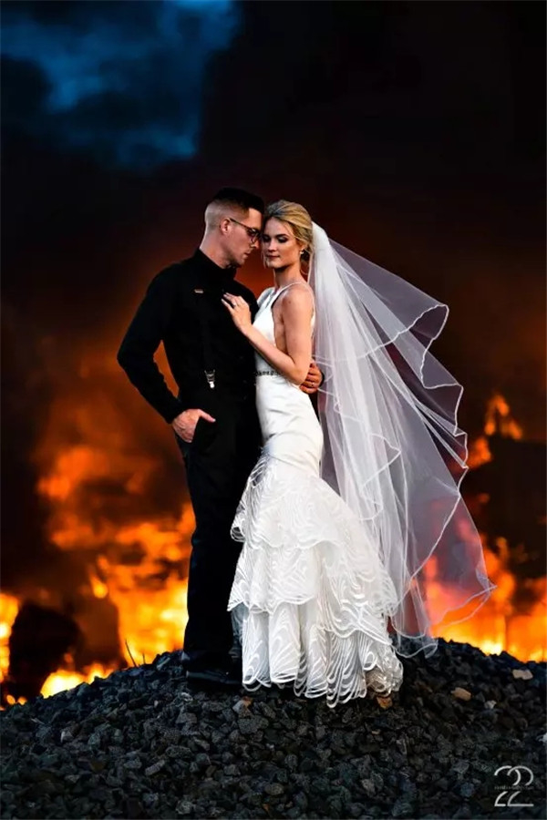 火灾现场拍摄婚纱照，这对新人真的很拼！