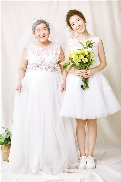妹子和81岁外婆拍婚纱照 背后原因看哭网友
