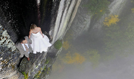 唯美而危险的婚纱照 你敢站在悬崖边上吗？