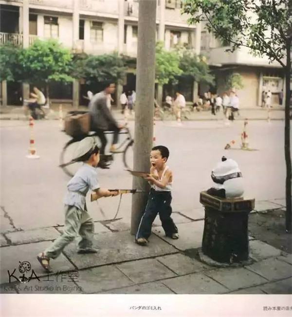 日本摄影师36年前偷拍的中国孩子，**80%摄影大师
