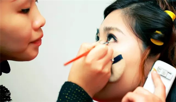 你不知道的阻挡化妆师们进步的十大因素！