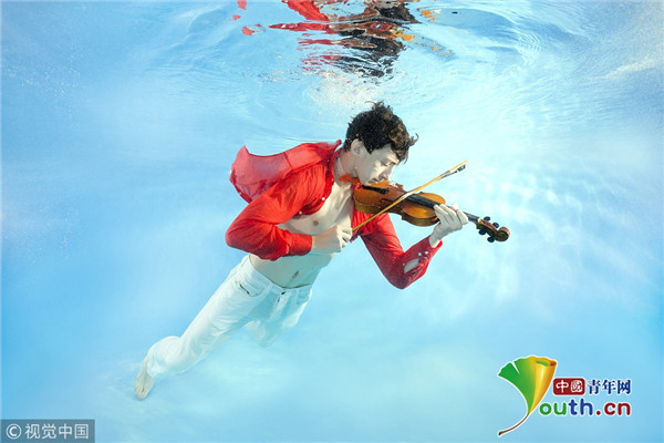 乌克兰摄影师拍摄儿童水下才艺：能拉小提琴能画画