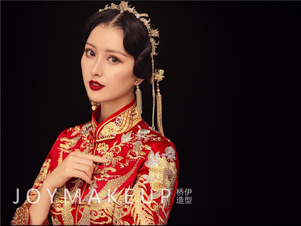 婉约红唇：中式新娘妆发造型