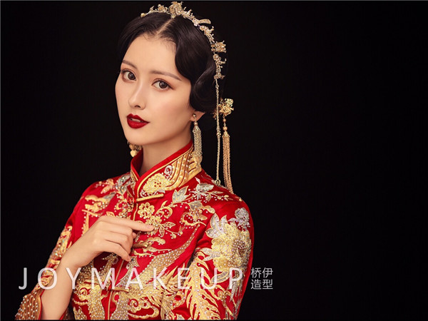 婉約紅唇：中式新娘妝發(fā)造型