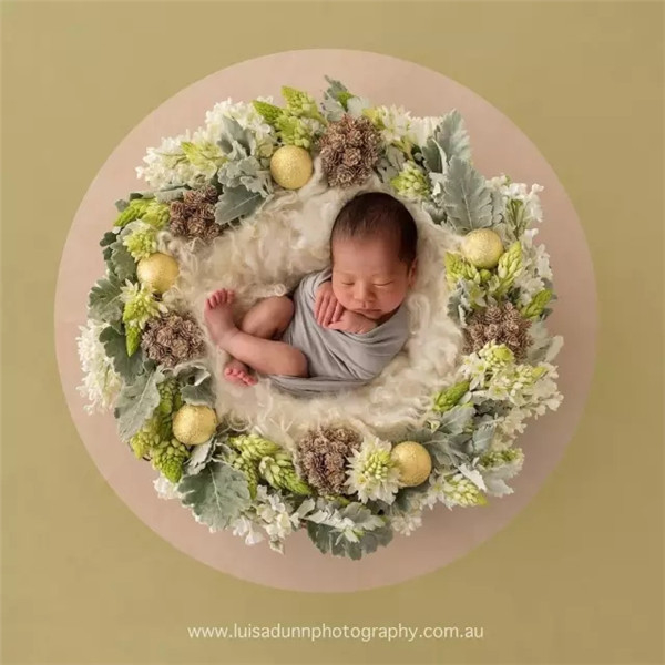 婴儿满月照：如花灿烂的小生命