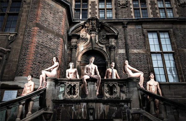 剑桥大学体育队学生又拍摄全裸日历！展示健美体态