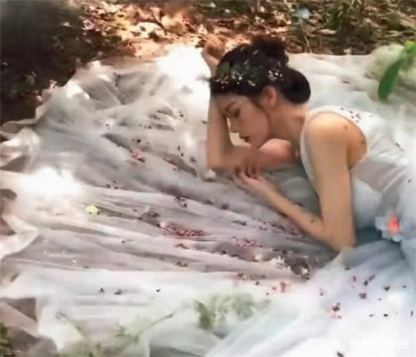 新娘躺杂草丛拍婚纱照，成片效果比“斗破”好太多了！