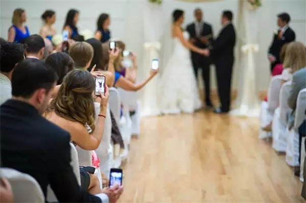 婚礼仪式上，请把*好的拍摄位置留给摄影师们！