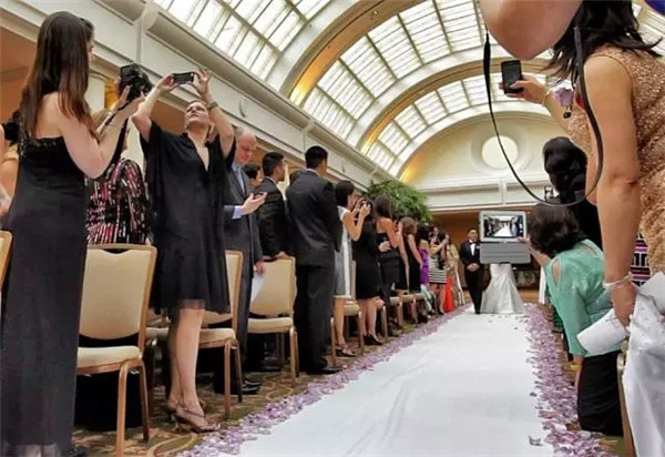 婚礼仪式上，请把*好的拍摄位置留给摄影师们！