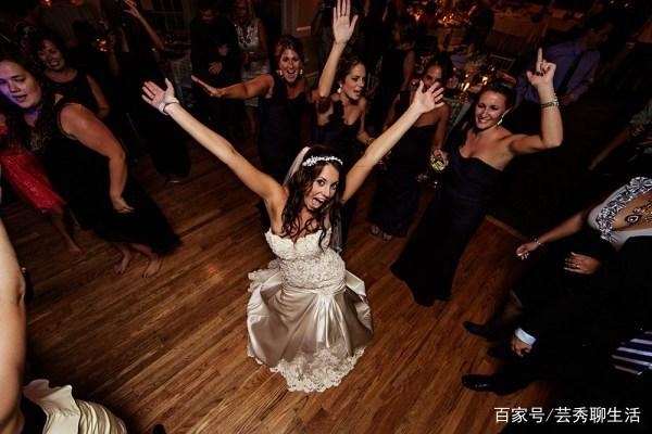 婚礼摄影：工作中的摄影师比婚礼本身更重要！