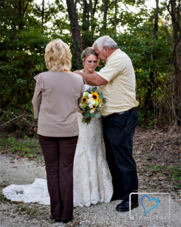 新娘拍下一个人的婚纱照 感动无数人