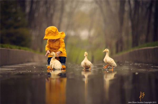 摄影师Jake Olson镜头下，孩子与三只小黄鸭