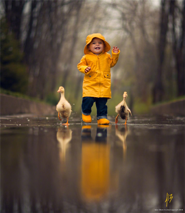 摄影师Jake Olson镜头下，孩子与三只小黄鸭