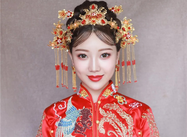 中式龙凤褂新娘妆容造型赏析