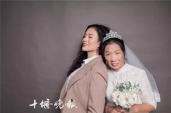 28岁女儿和63岁妈妈的婚纱照，看哭多少人！