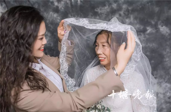 28岁女儿和63岁妈妈的婚纱照，看哭多少人！