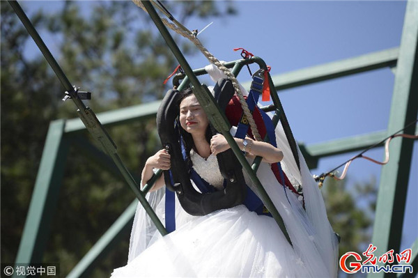 湖南岳阳女孩拍高空创意婚纱照 惊险又刺激