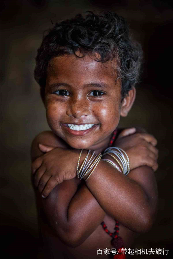 摄影师拍摄孟加拉的流浪儿童，他们的眼睛仿佛会说话