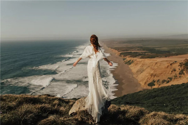 简约唯美的旅拍婚纱照:漫游山和大海