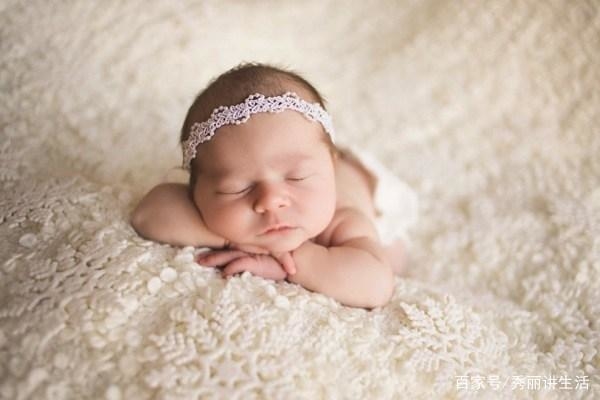 新生儿摄影你觉得是布景重要 还是宝宝舒适和动作重要呢
