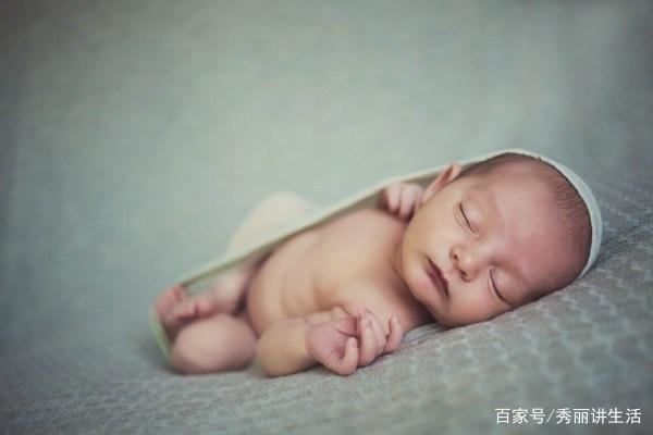 新生儿摄影你觉得是布景重要 还是宝宝舒适和动作重要呢
