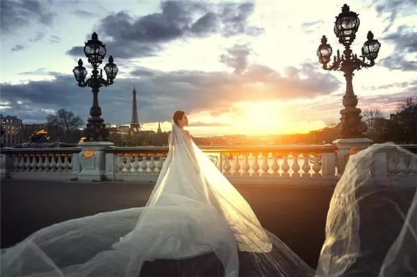 年收入超10亿欧元 婚纱照为何成为欧洲一项有利可图的生意