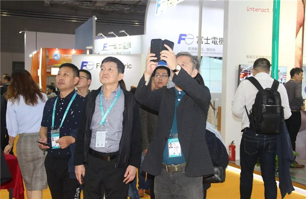 中国人像摄影学会闫太昌主席一行参观首届中国国际进口博览会